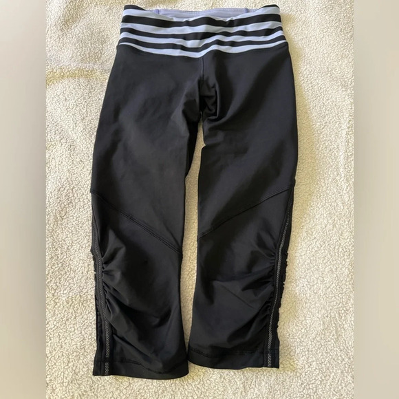 Lululemon 4 Black Sea Striped printed cropped leggings. Luxtreme Circle Mesh. - Picture 6 of 15